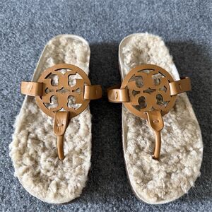 Tory Burch Miller Cloud Shearling Medallion Thong Sandals Rubber Women’s 6.5